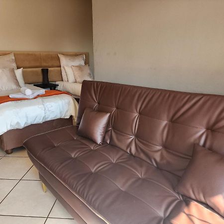 Southy Inn By The Lake Benoni Buitenkant foto