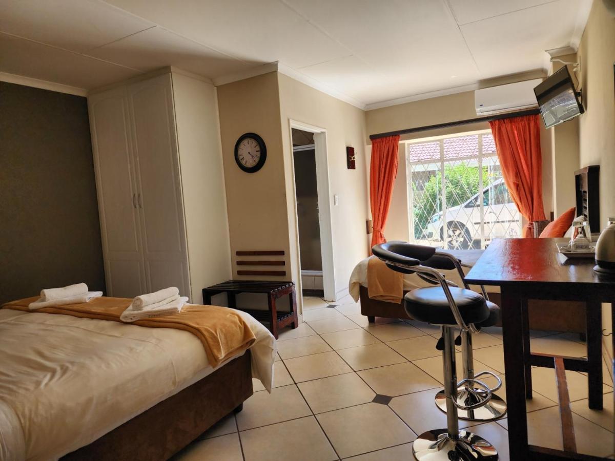 Southy Inn By The Lake Benoni Buitenkant foto